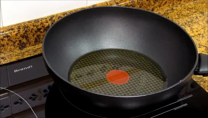 En una sartén honda, calentar un poco de aceite de oliva a fuego medio-alto. (28.72)
