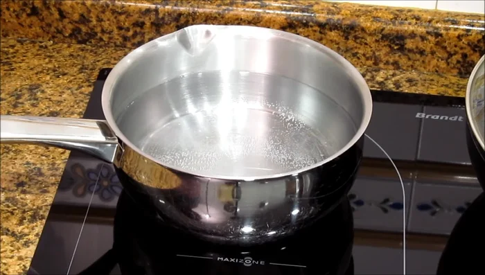 Mientras tanto, en un cazo, llevar a ebullición aproximadamente un litro de agua a fuego medio-alto. (65.56)