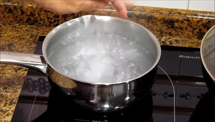 Una vez que hierva, añadir sal y el arroz. Remover de vez en cuando hasta que esté cocido (aproximadamente 15 minutos, según las instrucciones del paquete). (71.32)