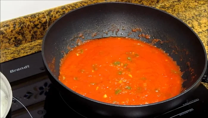 Una vez frito el tomate (15 minutos después de agregarlo), apagar el fuego. (84.119)
