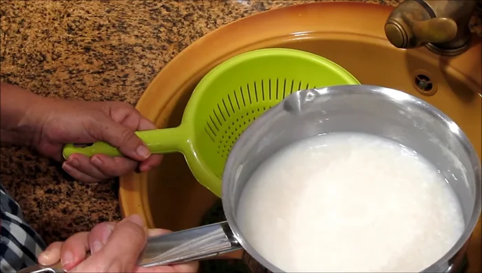 Escurrir el arroz y enjuagarlo con agua fría para obtener un grano suelto. (90.119)