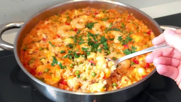 Preparar todos los ingredientes: Picar finamente la cebolla, los pimientos (rojo y verde), el ajo y el perejil. Pelar y picar la zanahoria. Cortar el rape en trozos de 3x3 cm. Retirar las cabezas y cáscaras de los langostinos.