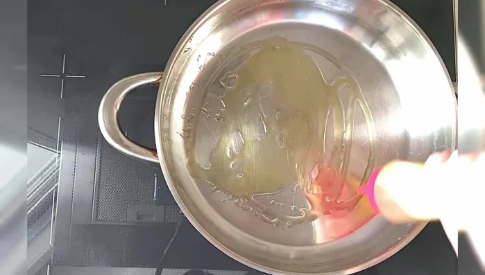 En una cazuela, calentar aceite y sofreír el ajo hasta dorar. (206.879)