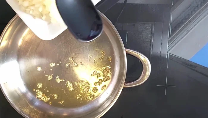Añadir la cebolla picada y pochar durante 5 minutos. (220.4)