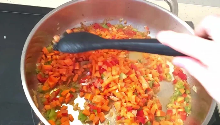 Añadir las zanahorias y cocinar 10 minutos. (268.56)