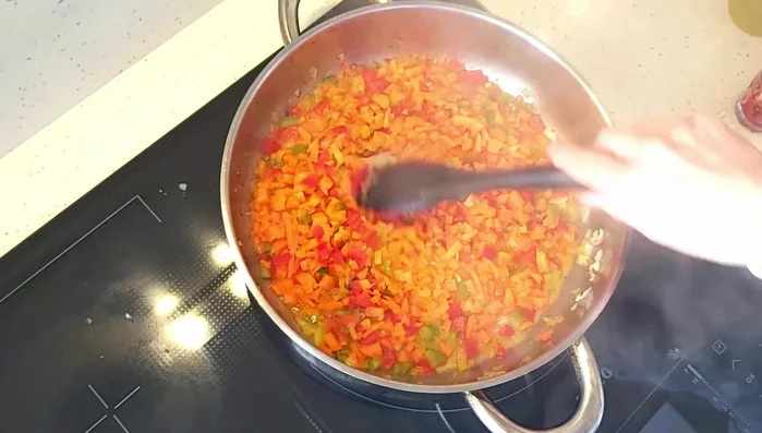 Incorporar una cucharada de carne de pimiento choricero, dos cucharadas de tomate concentrado y mezclar. (279.66)
