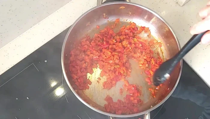 Agregar el arroz bomba y mezclar con el sofrito durante 2 minutos. (302.1)