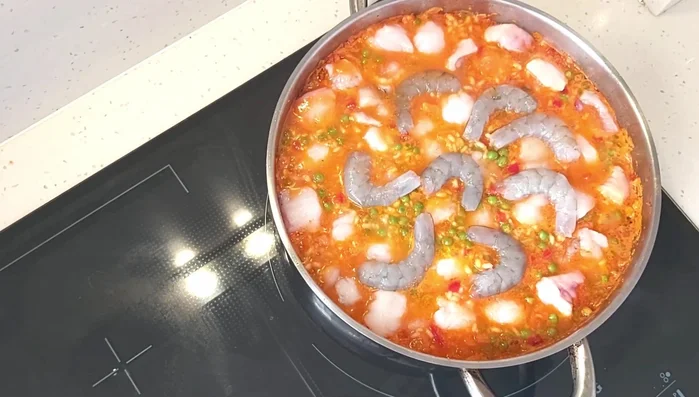 Añadir sal y cocinar 8-10 minutos más. (405.539)