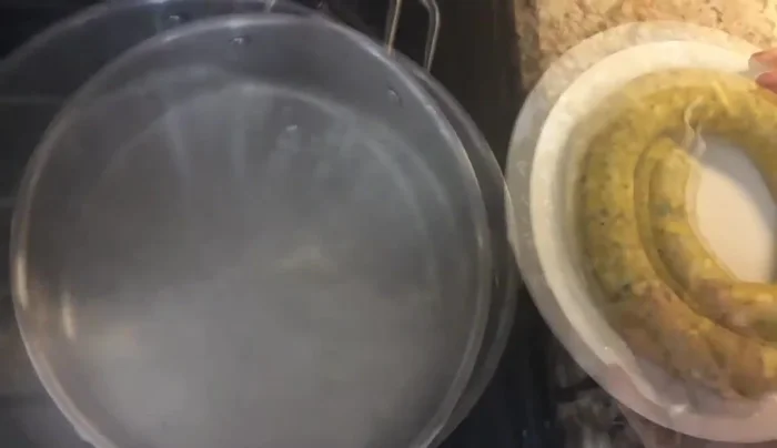 Pasar las morcillas por agua hirviendo por 2 minutos (o 30 minutos si se usa tripa de cerdo fresca del mercado).