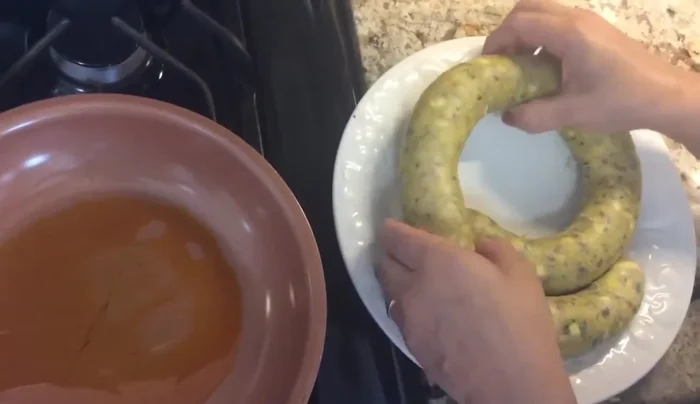 Dorar las morcillas en una sartén con un poco de achiote.