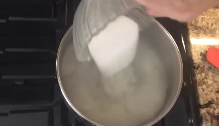 Preparar la col para la morcilla: Hervir la col con dos tazas de azúcar hasta que esté suave. Escurrir y reservar el agua.
