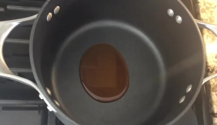 Preparar el sofrito para el menudo: En una olla, sofreír achiote, cebolla, ajo, orégano, pimienta, comino y hierbabuena.