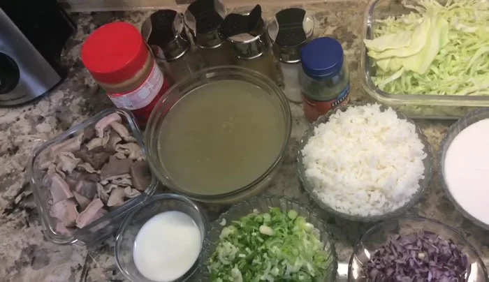 Cocinar el menudo: Cocinar la panza y el corazón de cerdo en agua con cebolla, ajo y sal hasta que estén suaves. Cortar en trozos pequeños y reservar el caldo.