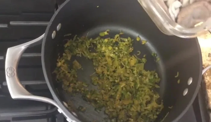Agregar el menudo al sofrito y cocinar por unos minutos.