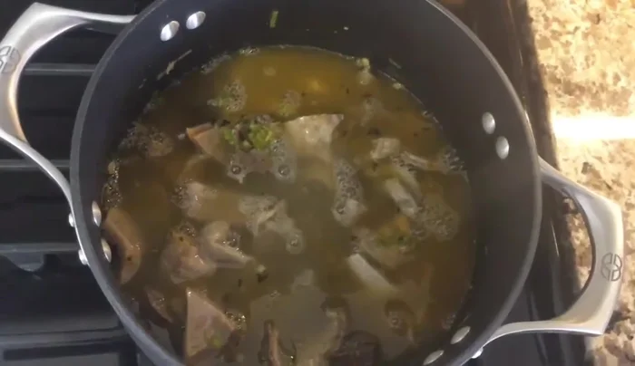 Agregar el caldo reservado, cilantro y perejil al menudo y dejar hervir.