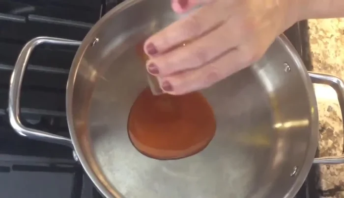 Preparar el refrito para la morcilla: Sofreír achiote, cebolla, cebolla paiteña o roja y ajo.