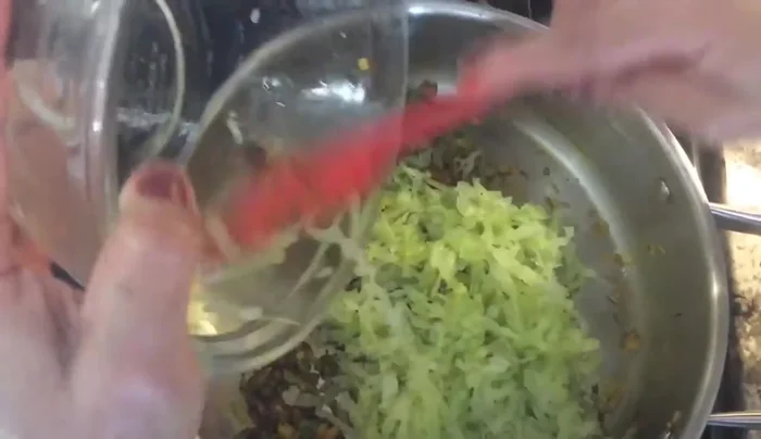Agregar la col escurrida y el arroz al refrito y mezclar bien.