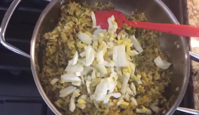 Incorporar los huevos picados y mezclar todo perfectamente.