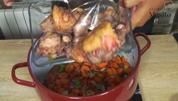 Incorporar el rabo de toro a las verduras.