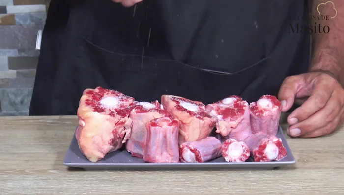 Salpimentar las piezas de rabo de toro.