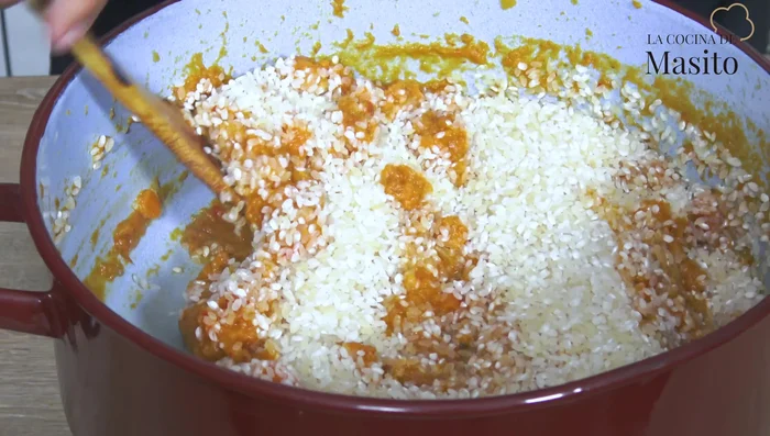 Aclarar el arroz durante un minuto aproximadamente.