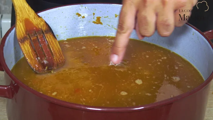 Cocinar a fuego máximo durante 17 minutos, removiendo cada 2 minutos, luego bajar el fuego a medio y continuar la cocción hasta que el arroz esté meloso.