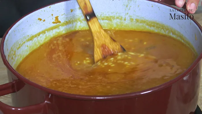 Desmenuzar el rabo de toro y añadirlo al arroz durante los últimos 5 minutos de cocción.