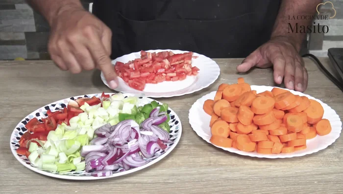 Sofreír las verduras (zanahorias, cebolla, pimientos, puerro y tomate) en la misma cazuela.