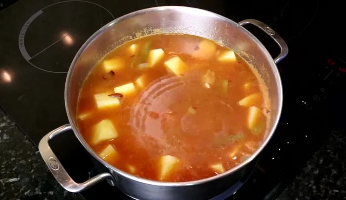 Tapamos la olla y dejamos cocer hasta que las patatas estén tiernas (aproximadamente 40 minutos).