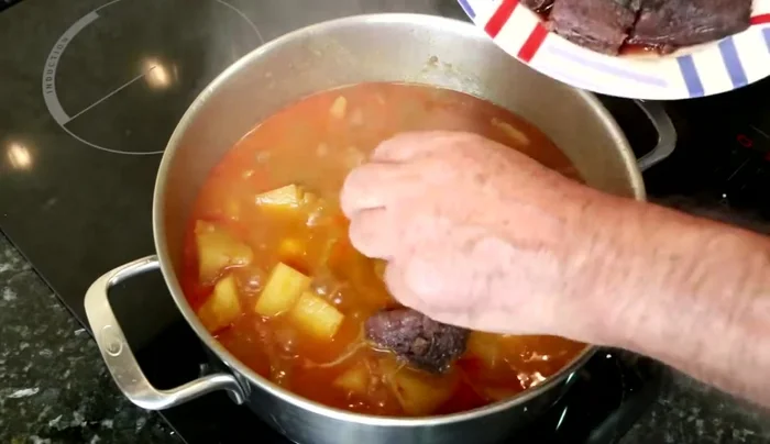 Añadimos el bonito y lo dejamos cocer durante unos 5 minutos.