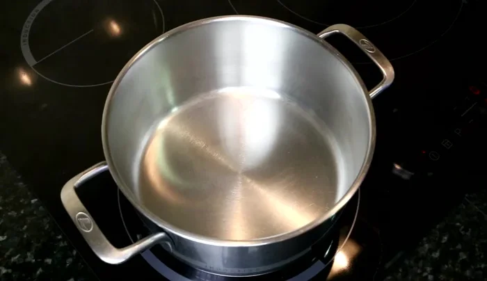 Ponemos una cacerola en el fuego y le agregamos aceite de oliva.