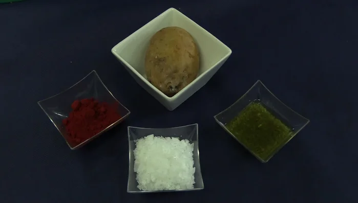 Asar las patatas a la brasa previamente.