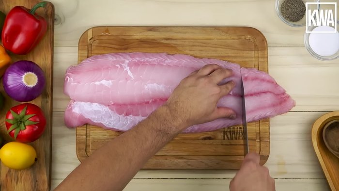 Cortar el filete de corvina en pedazos según la porción deseada.