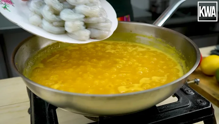 Incorporar los camarones y cocinar por un par de minutos.