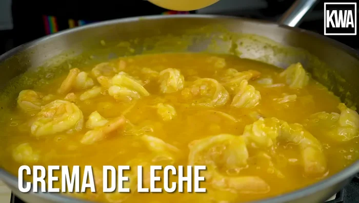Agregar crema de leche caliente para evitar que se corte.
