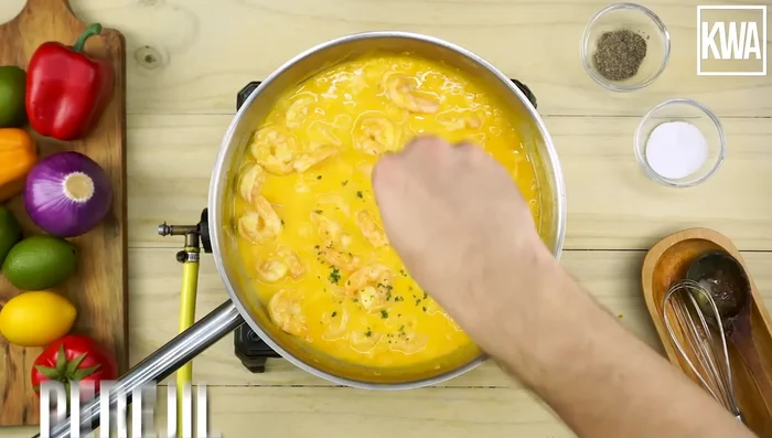 Agregar perejil e integrar todos los ingredientes.
