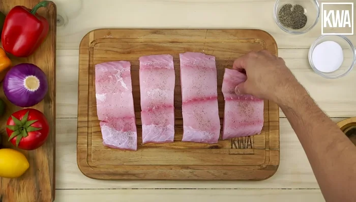 Condimentar los filetes con sal, pimienta y jugo de limón por ambos lados.