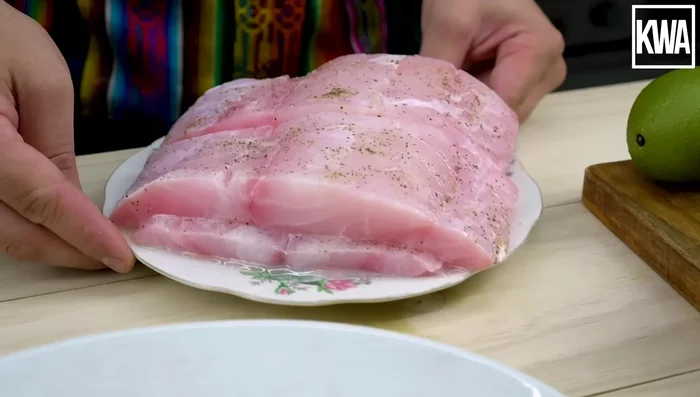 Pasar los filetes por harina.