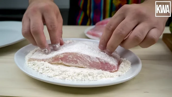 Freír los filetes en una sartén con aceite caliente hasta que estén dorados. (Alternativa: hornear sin harina).