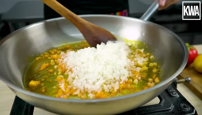 Agregar cebolla perla y cocinar hasta que esté transparente.