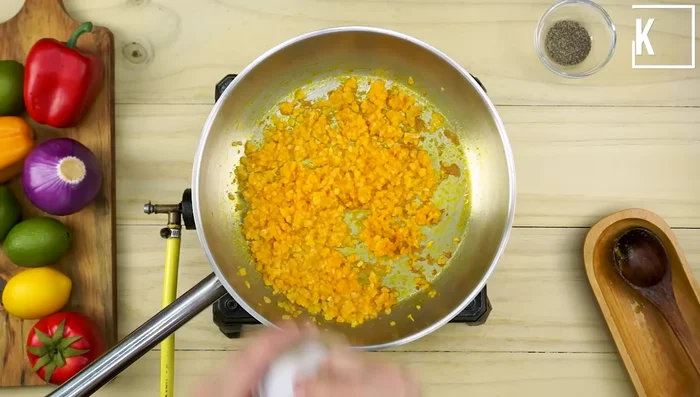 Condimentar la cebolla con sal y pimienta.