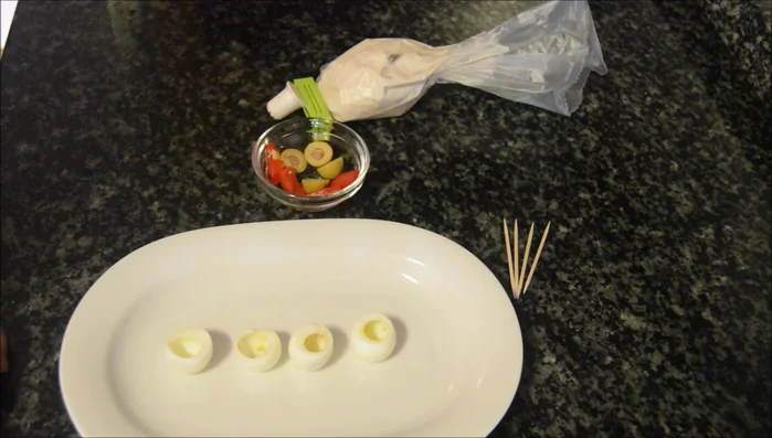 Para los huevos rellenos: Rellenar los huevos de codorniz (o gallina) con el paté usando una manga pastelera.