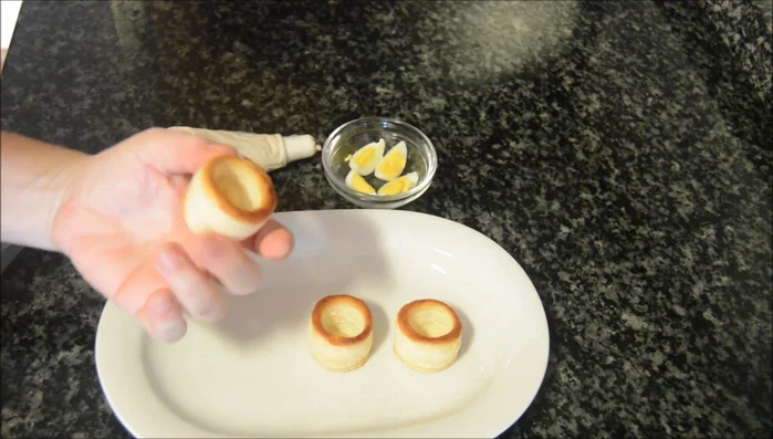 Para los canapés de hojaldre: Rellenar las mini tartaletas de masa de hojaldre con el paté.