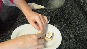 Receta fácil: Canapés de Paté de Anchoas Navideños