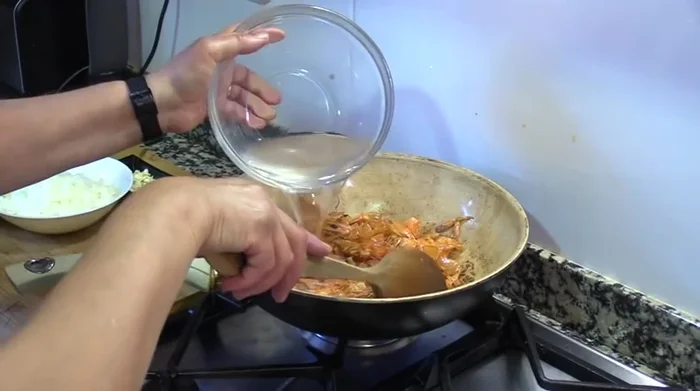 Añadir un poco de agua para recoger los jugos y cocinar por un par de minutos.