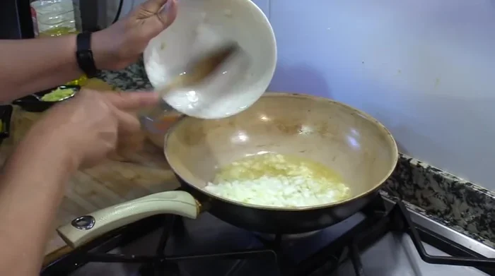 Añadir la cebolla picada y sofreír a fuego lento hasta que esté transparente (aprox. 10 minutos).