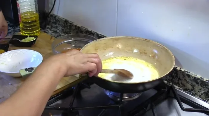 Incorporar la leche de coco, el jengibre rallado y el curry en polvo. Remover bien hasta que el curry se deshaga. Agregar pimienta y sal al gusto.