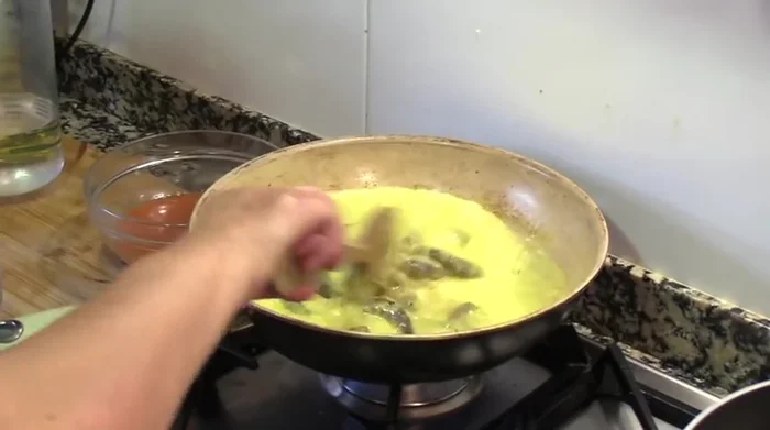 Agregar los langostinos y cocinar por 5 minutos más.