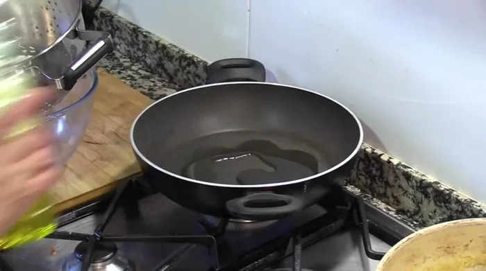 Cocer el arroz: Calentar un poco de aceite de oliva en una cazuela. Sofreír el arroz ligeramente. Agregar el caldo de langostinos y agua (cantidades según preferencia).