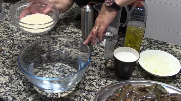 Dejar el arroz basmati en remojo durante 30 minutos aproximadamente. Lavar y escurrir.
